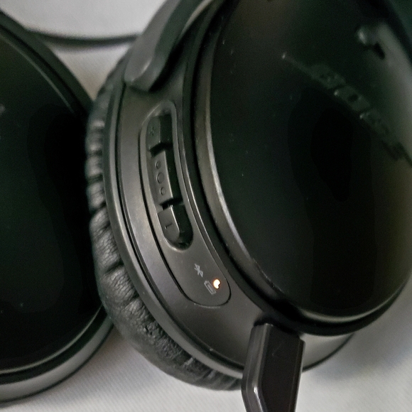 BOSE QC 35 Wireless Noise Cancelling Headphones - EUC - Plus Xtra Ear Pads - Picture 6 of 16
